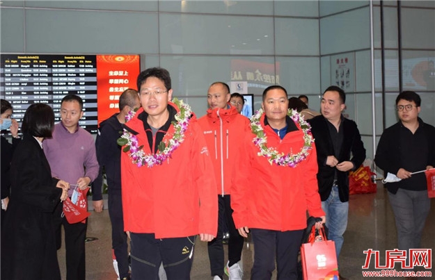 大唐地产总裁郝胜春率福信戈三战队夺得戈壁挑战赛冠军——九房网 大唐地产总裁郝胜春率福信戈三战队夺得戈壁挑战赛冠军——九房网