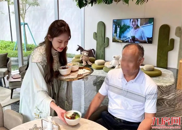 枫叶正红 美好映月丨一碗长寿面，重阳敬老情——九房网