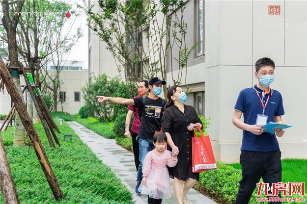 实探!滨江正荣府交付现场,一大波实景照流出——九房网 实探!滨江正荣府交付现场,一大波实景照流出——九房网